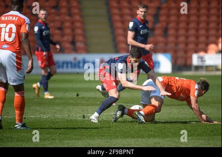 BLACKPOOL, ROYAUME-UNI. APRI 17TH Kenny Dougall de Blackpool FC trébuche sous la pression de Jordan Jones de Sunderland AFC lors du match Sky Bet League 1 entre Blackpool et Sunderland à Bloomfield Road, Blackpool le samedi 17 avril 2021. (Credit: Ian Charles | MI News) Credit: MI News & Sport /Alay Live News Banque D'Images