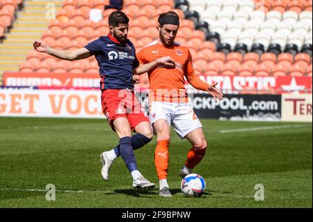 BLACKPOOL, ROYAUME-UNI. APRI 17TH Jordan Jones de Sunderland AFC s'attaque à Luke Garbutt de Blackpool FC lors du match Sky Bet League 1 entre Blackpool et Sunderland à Bloomfield Road, Blackpool le samedi 17 avril 2021. (Credit: Ian Charles | MI News) Credit: MI News & Sport /Alay Live News Banque D'Images