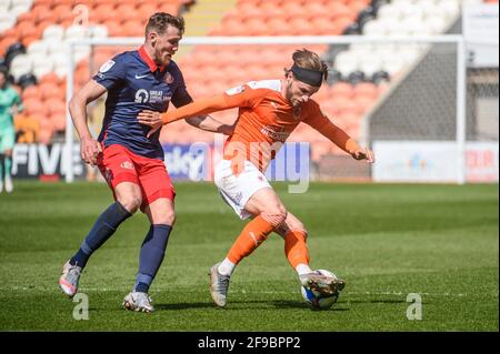 BLACKPOOL, ROYAUME-UNI. APRI 17TH Jordan Jones de Sunderland AFC s'attaque à Luke Garbutt de Blackpool FC lors du match Sky Bet League 1 entre Blackpool et Sunderland à Bloomfield Road, Blackpool le samedi 17 avril 2021. (Credit: Ian Charles | MI News) Credit: MI News & Sport /Alay Live News Banque D'Images