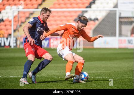 BLACKPOOL, ROYAUME-UNI. APRI 17TH Jordan Jones de Sunderland AFC s'attaque à Luke Garbutt de Blackpool FC lors du match Sky Bet League 1 entre Blackpool et Sunderland à Bloomfield Road, Blackpool le samedi 17 avril 2021. (Credit: Ian Charles | MI News) Credit: MI News & Sport /Alay Live News Banque D'Images