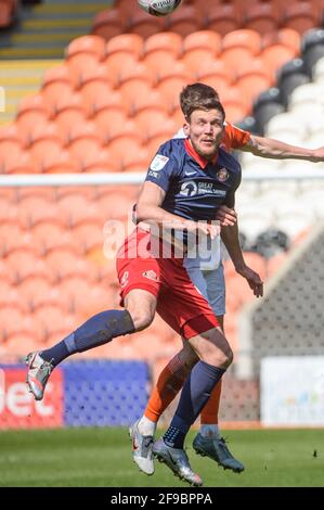 BLACKPOOL, ROYAUME-UNI. APRI 17TH Jordan Jones de Sunderland AFC obtient le ballon de Daníel Léo Grétarsson de Blackpool FCunder le match de la Ligue 1 de pari de Sky entre Blackpool et Sunderland à Bloomfield Road, Blackpool le samedi 17 avril 2021. (Credit: Ian Charles | MI News) Credit: MI News & Sport /Alay Live News Banque D'Images