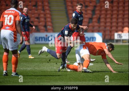 BLACKPOOL, ROYAUME-UNI. APRI 17TH Kenny Dougall de Blackpool FC trébuche sous la pression de Jordan Jones de Sunderland AFC lors du match Sky Bet League 1 entre Blackpool et Sunderland à Bloomfield Road, Blackpool le samedi 17 avril 2021. (Credit: Ian Charles | MI News) Credit: MI News & Sport /Alay Live News Banque D'Images