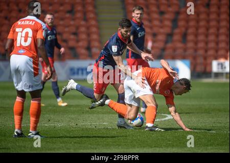 BLACKPOOL, ROYAUME-UNI. APRI 17TH Kenny Dougall de Blackpool FC trébuche sous la pression de Jordan Jones de Sunderland AFC lors du match Sky Bet League 1 entre Blackpool et Sunderland à Bloomfield Road, Blackpool le samedi 17 avril 2021. (Credit: Ian Charles | MI News) Credit: MI News & Sport /Alay Live News Banque D'Images