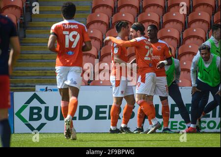 BLACKPOOL, ROYAUME-UNI. APRI 17TH Luke Garbutt de Blackpool FC marque le premier but de son côté du jeu et célèbre avec son coéquipier lors du match Sky Bet League 1 entre Blackpool et Sunderland à Bloomfield Road, Blackpool le samedi 17 avril 2021. (Credit: Ian Charles | MI News) Credit: MI News & Sport /Alay Live News Banque D'Images