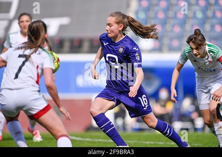 Louvain, Belgique. 17 avril 2021. Jarne Teulings (16) d'Anderlecht photographié en action lors d'un match de football féminin entre Oud Heverlee Leuven et RSC Anderlecht le 2ème jour de match 1 dans la saison 2020 - 2021 de la Super League belge de Womens, samedi 17 avril 2021 à Heverlee, Belgique . PHOTO SPORTPIX.BE | SPP | DAVID CATRYNOT POUR UTILISATION ET VENTE EN BELGIQUE CRÉDIT: SPP SPORT PRESS PHOTO. /Alamy Live News Banque D'Images