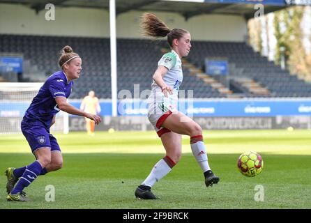 Louvain, Belgique. 17 avril 2021. Laura Deloose (14) d'Anderlecht en photo avec Estee Cattoor (11) d'OHL lors d'un match de football féminin entre Oud Heverlee Leuven et RSC Anderlecht le 2ème jour de match de jeu 1 dans la saison 2020 - 2021 de la Super League belge de Womens, samedi 17 avril 2021 à Heverlee, Belgique . PHOTO SPORTPIX.BE | SPP | DAVID CATRYNOT POUR UTILISATION ET VENTE EN BELGIQUE CRÉDIT: SPP SPORT PRESS PHOTO. /Alamy Live News Banque D'Images