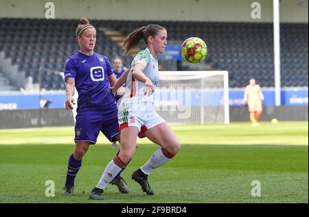 Louvain, Belgique. 17 avril 2021. Laura Deloose (14) d'Anderlecht en photo avec Estee Cattoor (11) d'OHL lors d'un match de football féminin entre Oud Heverlee Leuven et RSC Anderlecht le 2ème jour de match de jeu 1 dans la saison 2020 - 2021 de la Super League belge de Womens, samedi 17 avril 2021 à Heverlee, Belgique . PHOTO SPORTPIX.BE | SPP | DAVID CATRYNOT POUR UTILISATION ET VENTE EN BELGIQUE CRÉDIT: SPP SPORT PRESS PHOTO. /Alamy Live News Banque D'Images