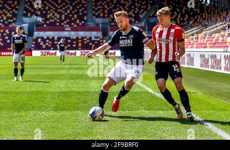 Londres, Royaume-Uni. 17 avril 2021. Alex Pearce de Millwall avec le ballon suivi par Marcus Forss de Brentford FC lors du match de championnat EFL Sky Bet entre Brentford et Millwall au stade communautaire de Brentford, Londres, Angleterre, le 17 avril 2021. Photo de Phil Hutchinson. Utilisation éditoriale uniquement, licence requise pour une utilisation commerciale. Aucune utilisation dans les Paris, les jeux ou les publications d'un seul club/ligue/joueur. Crédit : UK Sports pics Ltd/Alay Live News Banque D'Images