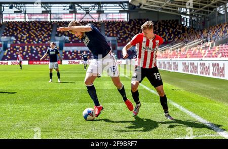 Londres, Royaume-Uni. 17 avril 2021. Alex Pearce de Millwall avec le ballon suivi par Marcus Forss de Brentford FC lors du match de championnat EFL Sky Bet entre Brentford et Millwall au stade communautaire de Brentford, Londres, Angleterre, le 17 avril 2021. Photo de Phil Hutchinson. Utilisation éditoriale uniquement, licence requise pour une utilisation commerciale. Aucune utilisation dans les Paris, les jeux ou les publications d'un seul club/ligue/joueur. Crédit : UK Sports pics Ltd/Alay Live News Banque D'Images