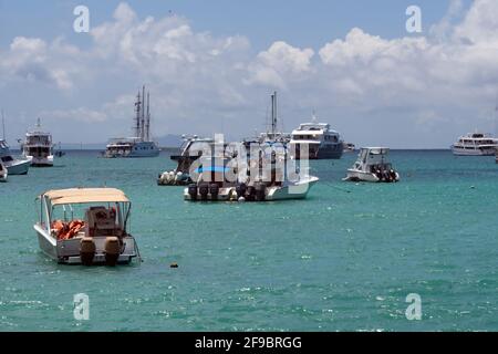 Bateaux et bateaux de croisière Galapagos amarrés dans le port de Puerto Lopez, île de Santa Cruz, Galapagos, Equateur Banque D'Images