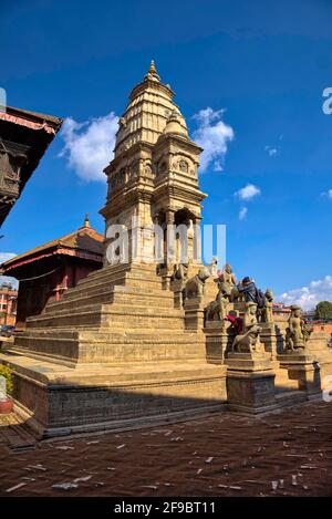 Le temple Siddhi Lakshmi est situé juste à côté du palais Windows 55 sur la place Bhaktapur Durbar. Le temple a un escalier gardé par un homme et fe Banque D'Images