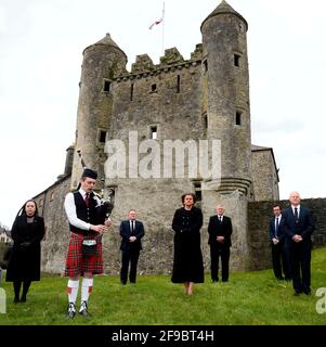 Le premier ministre d'Irlande du Nord, Arlene Foster, ainsi que Deborah Erskime, Piper Aaron Elliott, Keith Elliott, Cllr Errol Thompson, Cllr Mark Buchanan et Cllr Paul Robinson, observent une minute de silence pour marquer les funérailles du duc d'Édimbourg au château d'Enniskillen, Co Fermanagh. Date de la photo: Samedi 17 avril 2021. Banque D'Images