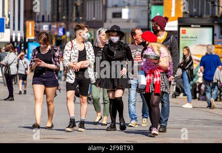 Dundee, Tayside, Écosse, Royaume-Uni. 17 avril 2021. Météo au Royaume-Uni : beau soleil printanier à travers le nord-est de l'Écosse avec des températures atteignant 14°C. Covid-19 LockDown est en passe de se réunir dans le centre-ville de Dundee avec des magasins de détail essentiels encore ouverts pour les affaires. Un groupe de jeunes hommes et de jeunes femmes à la mode profitent de la nouvelle réglementation de maintien et de la météo ensoleillée d'avril marchant ensemble en s'amusant après une journée de shopping. Crédit : Dundee Photographics/Alamy Live News Banque D'Images