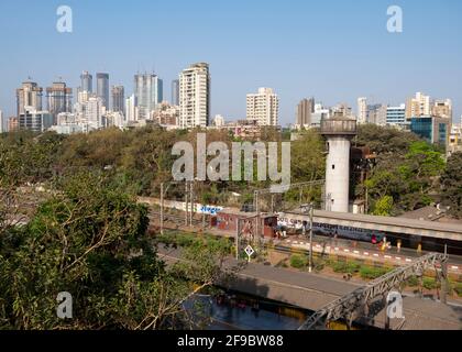 Vue en hauteur de la gare de Dadar avec horizon en arrière-plan, Mumbai, Maharashtra, Inde, Asie. Banque D'Images