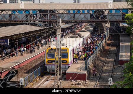 Gare de Dadar à Mumbai, Maharashtra, Inde, Asie. Banque D'Images