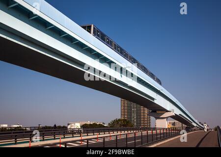 Monorail de ligne de train surélevée à Yurikamome, Odaiba, baie de Tokyo, Japon Banque D'Images