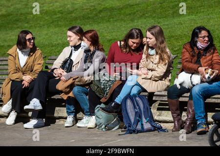 Windsor, Royaume-Uni. 17 avril 2021. Personnes sur des bancs à l'extérieur du château de Windsor pendant un silence de 2 minutes le jour des funérailles du prince Philip, décédé le 9 avril, âgé de 99 ans. Les restrictions en cas de pandémie du coronavirus ont limité le nombre de personnes qui se sont garantes à 30 membres de la famille proche lors des funérailles de 15 h au château de Windsor. Credit: Stephen Chung / Alamy Live News Banque D'Images