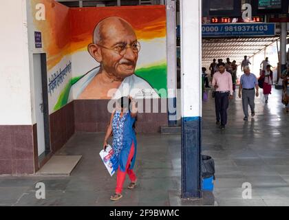 Commuter marchant au-delà d'une image de Mahatma Gandhi à l'intérieur de la gare de Dadar à Mumbai, Maharashtra, Inde, Asie. Banque D'Images