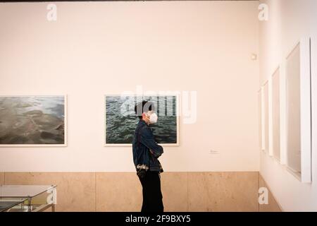 Porto, Portugal. 17 avril 2021. Un visiteur portant un masque comme mesure préventive contre la propagation de la Covid-19 regarde certaines des photos sur un mur au Musée Serralves. Les musées sont de nouveau ouverts depuis le 5 avril. Un samedi matin ensoleillé, les gens ont visité Serralves, le plus grand musée de Porto. (Photo par Teresa Nunes/SOPA Images/Sipa USA) crédit: SIPA USA/Alay Live News Banque D'Images