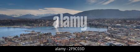 La ville de Genève avec sa fontaine emblématique 'le jet d'eau' et le Mont Salève en arrière-plan. Au loin le Mont blanc est visible. Banque D'Images