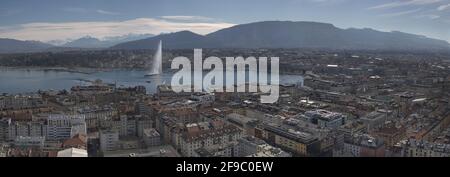 La ville de Genève avec sa fontaine emblématique 'le jet d'eau' et le Mont Salève en arrière-plan. Au loin le Mont blanc est visible. Banque D'Images