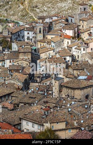 Vue d'hiver sur les villages médiévaux authentiques depuis le haut. Scanno, province de l'Aquila, Abruzzes, italie, Europe Banque D'Images