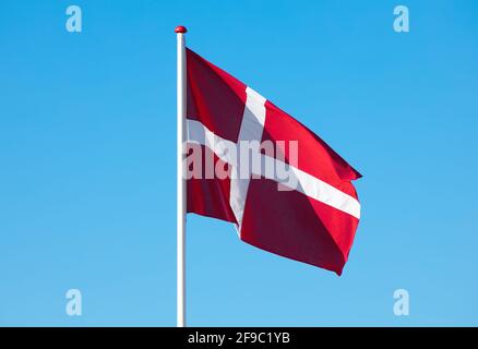 mât avec drapeau danois contre ciel bleu Banque D'Images