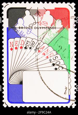 MOSCOU, RUSSIE - 24 SEPTEMBRE 2019 : timbre-poste imprimé aux pays-Bas montre Bridge Olympiade, timbres de la série sportive, vers 1980 Banque D'Images