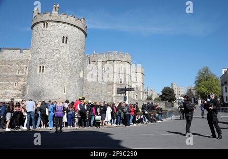 Windsor, Royaume-Uni. 17 avril 2021. Les membres du public se rassemblent à l'extérieur du château de Windsor le jour des funérailles du prince Philip, duc d'Édimbourg, et du mari de la reine Elizabeth 11, qui sera mis à la pause ce jour au château de Windsor le samedi 17 avril 2021. Seuls 30 membres de la famille royale ont été autorisés à y assister en raison de règles strictes. Photo de Hugo Philpott/UPI crédit: UPI/Alay Live News Banque D'Images