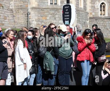 Windsor, Royaume-Uni. 17 avril 2021. Les membres du public se rassemblent à l'extérieur du château de Windsor le jour des funérailles du prince Philip, duc d'Édimbourg, et du mari de la reine Elizabeth 11, qui sera mis à la pause ce jour au château de Windsor le samedi 17 avril 2021. Seuls 30 membres de la famille royale ont été autorisés à y assister en raison de règles strictes. Photo de Hugo Philpott/UPI crédit: UPI/Alay Live News Banque D'Images