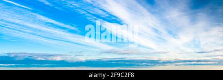 Nuage déchiré dans un ciel bleu en arrière-plan, avec quelques rayons de soleil, dans le sud de la France Banque D'Images