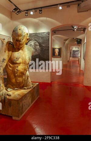 Musée européen d'Art moderne 'Meam', vue intérieure sur les peintures et les sculptures. La Ribera, Barcelone, Catalogne, Espagne Banque D'Images