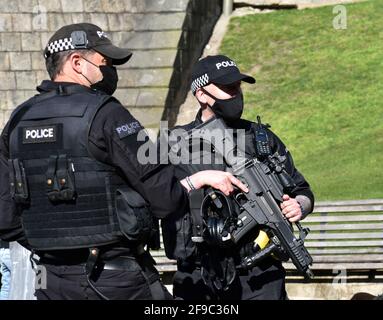 Windsor, Royaume-Uni. 17 avril 2021. Foule devant le château de Windsor pour les funérailles du Prince Phillip. Credit: JOHNNY ARMSTEAD/Alamy Live News Banque D'Images