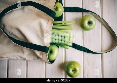 pommes vertes et céleri dans un sac écologique Banque D'Images