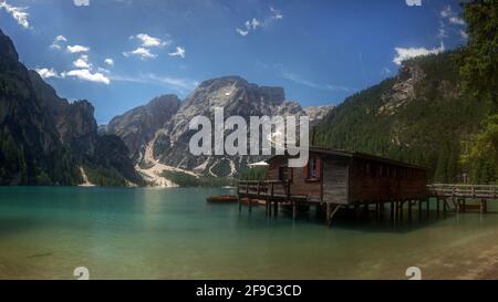 Le lac de Braies est un lac dans les Dolomites de Prags dans le Tyrol du Sud, Banque D'Images