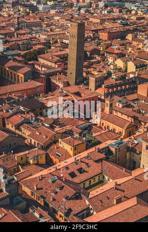 Bologne, Italie - 7 septembre 2020 : vue aérienne du centre-ville historique avec Torre Prendiparte Banque D'Images