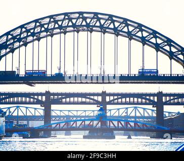 Royaume-Uni, Angleterre, Newcastle, ponts au-dessus de la rivière Tyne, rétroéclairé Banque D'Images