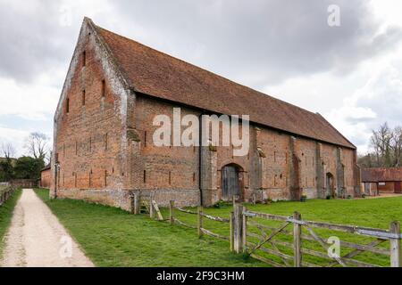 La grande Grange historique en briques du XVIe siècle de Tudor, près de Baseding House dans Old Based, est actuellement utilisée comme lieu de mariage, Basingstoke, Hampshire, Royaume-Uni Banque D'Images