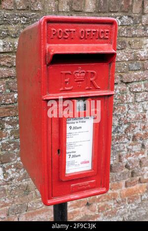 Une boîte postale rouge de la reine Elizabeth Elizabeth de courrier, lampe EIIR, en fonte, par la société écossaise Machan Engineering. Old Based, Basingstoke, Royaume-Uni Banque D'Images