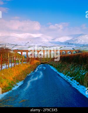 Royaume-Uni, Angleterre, Cumbria, vue de la neige couverte Brent est tombé et viaduc, hiver Banque D'Images