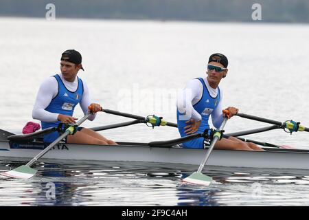 Luca Chiumento et Nicolo Carucci d'Italie rivalisent dans le Double Sculpls pour hommes demi-finale A/B 1 le jour 2 à Les championnats européens d'aviron au lac va Banque D'Images