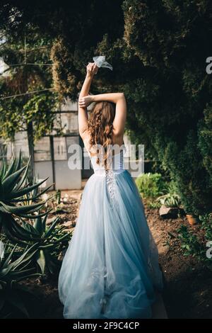 belle fille à tête rouge dans une robe élégante et avec un arc Banque D'Images