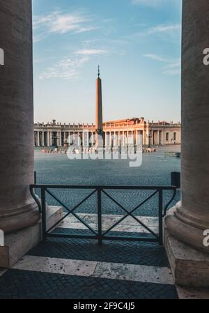 Obélisque sur la place Saint-Pierre, au petit matin. Vatican, Rome, Italie. Banque D'Images