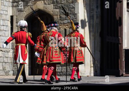 Windsor, Royaume-Uni. 17 avril 2021. Les Beefeaters arrivent au château de Windsor pour participer aux funérailles du duc d'Édimbourg. Les funérailles du prince Philip, époux de la reine Elizabeth IIÕs, ont lieu à la chapelle Saint-Georges, au château de Windsor, la cérémonie étant limitée à 30 personnes, conformément aux restrictions actuelles relatives au coronavirus. Crédit : Mark Kerrison/Alamy Live News Banque D'Images