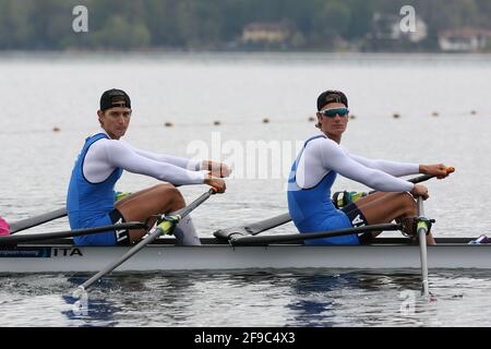 Luca Chiumento et Nicolo Carucci d'Italie rivalisent dans le Double Sculpls pour hommes demi-finale A/B 1 le jour 2 à Les championnats européens d'aviron au lac va Banque D'Images