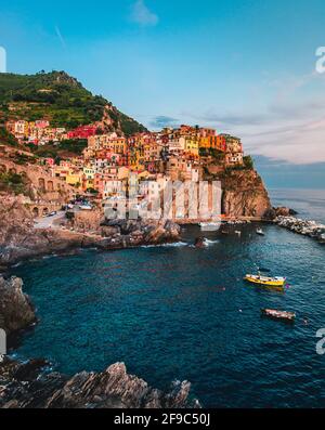 Manarola village sur falaise rochers et mer au coucher du soleil., Paysage marin dans cinq terres, Parc National des Cinque Terre, la Ligurie Italie Europe. Banque D'Images