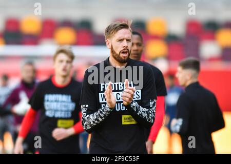 LONDRES. ROYAUME-UNI. 17 AVRIL : Pontus Jansson de Brentford s'échauffe avant le match de championnat Sky Bet entre Brentford et Millwall au stade communautaire de Brentford, Brentford, le samedi 17 avril 2021. (Credit: Ivan Yordanov | MI News) Credit: MI News & Sport /Alay Live News Banque D'Images