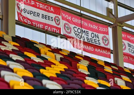 LONDRES. ROYAUME-UNI. 17 AVRIL : drapeaux de Brentford avant le match du championnat Sky Bet entre Brentford et Millwall au stade communautaire de Brentford, Brentford, le samedi 17 avril 2021. (Credit: Ivan Yordanov | MI News) Credit: MI News & Sport /Alay Live News Banque D'Images