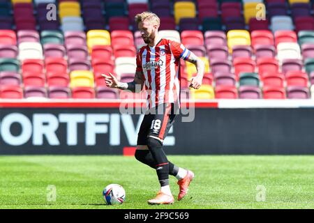 LONDRES. ROYAUME-UNI. 17 AVRIL : Pontus Jansson de Brentford en action lors du match de championnat Sky Bet entre Brentford et Millwall au stade communautaire de Brentford, Brentford, le samedi 17 avril 2021. (Credit: Ivan Yordanov | MI News) Credit: MI News & Sport /Alay Live News Banque D'Images