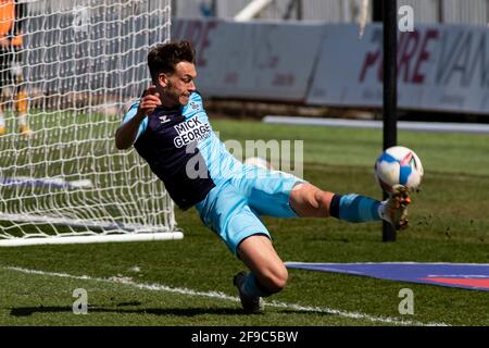 Newport, Royaume-Uni. 17 avril 2021. Luke Hannant de Cambridge United en action EFL football League Two Match, Newport County / Cambridge Utd à Rodney Parade à Newport, pays de Galles, le samedi 17 avril 2021. Cette image ne peut être utilisée qu'à des fins éditoriales. Utilisation éditoriale uniquement, licence requise pour une utilisation commerciale. Aucune utilisation dans les Paris, les jeux ou les publications d'un seul club/ligue/joueur. photo de Lewis Mitchell/Andrew Orchard sports Photography/Alamy Live News crédit: Andrew Orchard sports Photography/Alamy Live News Banque D'Images